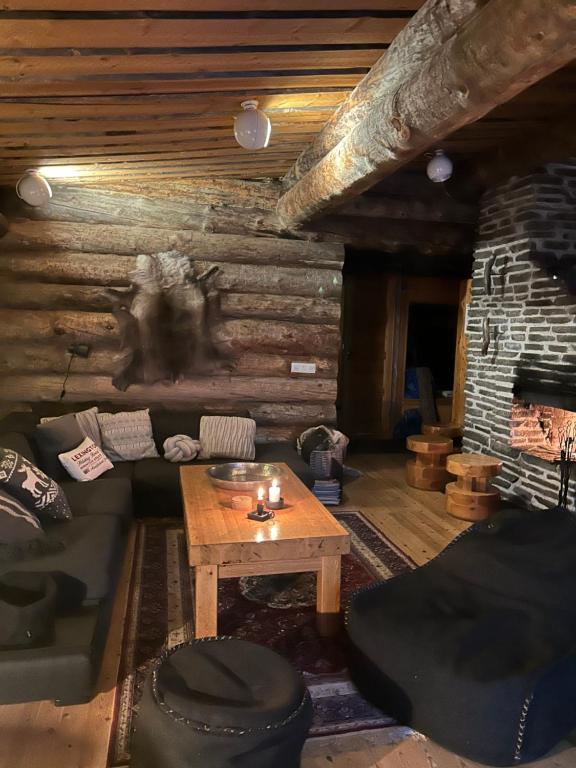una sala de estar con un mono en la pared en VillaAngie Ruka, en Ruka