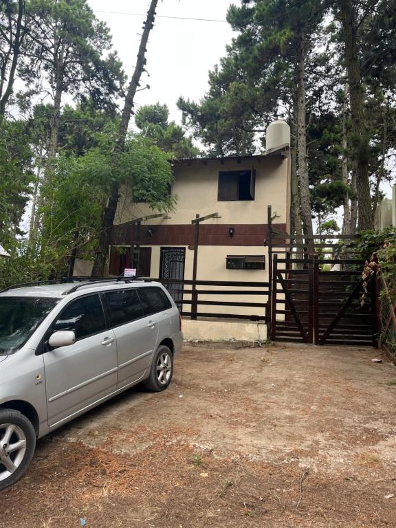 a car parked in front of a house at Casa Rústica para 8 personas in Mar Azul
