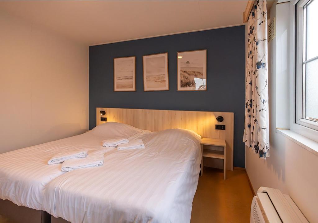 Postel nebo postele na pokoji v ubytování Chaletparc Krabbenkreek Zeeland - Hotel rooms "Terra Mare"