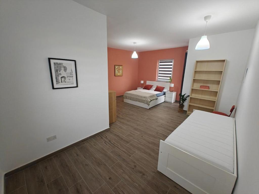 Postel nebo postele na pokoji v ubytování Spacious Central Apartment