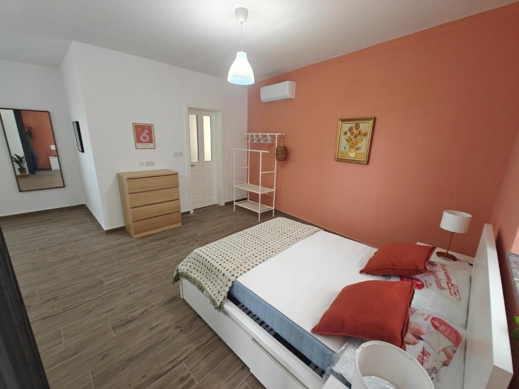 Postel nebo postele na pokoji v ubytování Spacious Central Apartment