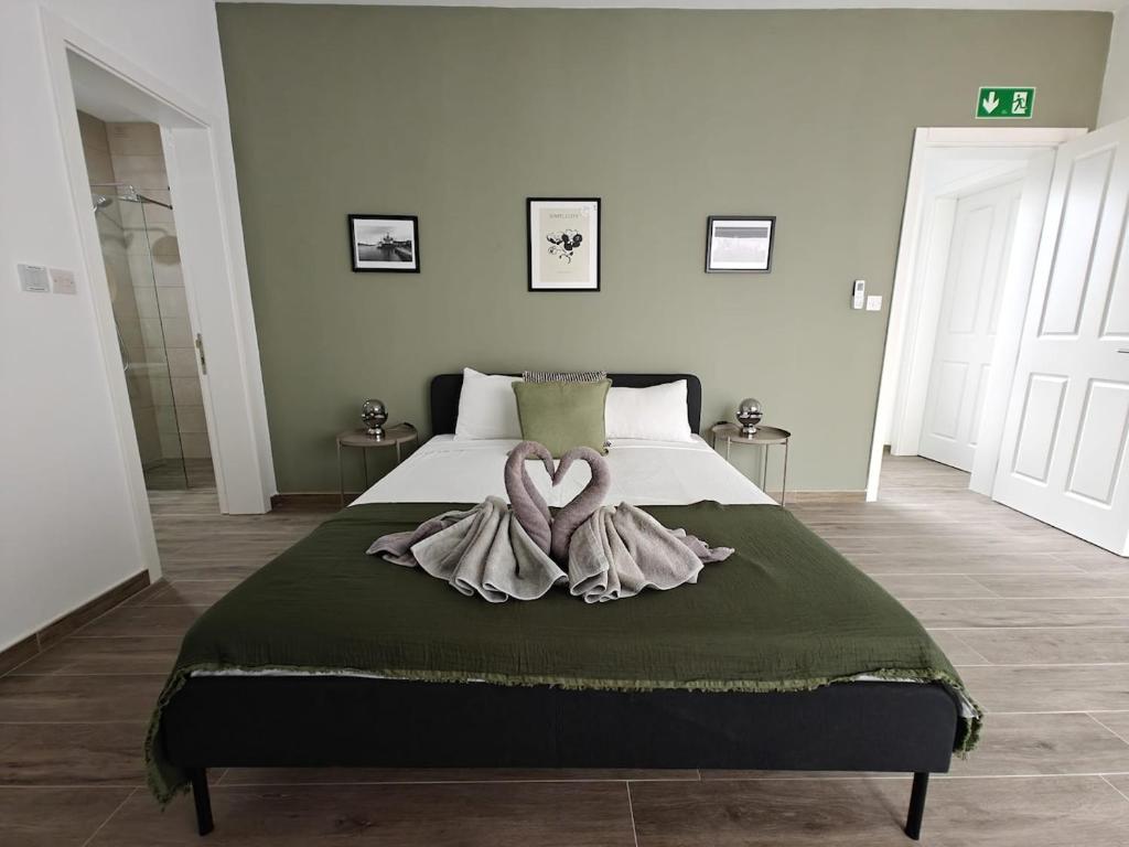 Postel nebo postele na pokoji v ubytování Spacious Central Apartment