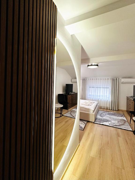 salon z kanapą i łóżkiem w pokoju w obiekcie Motel Za Miedzą w mieście Bralin