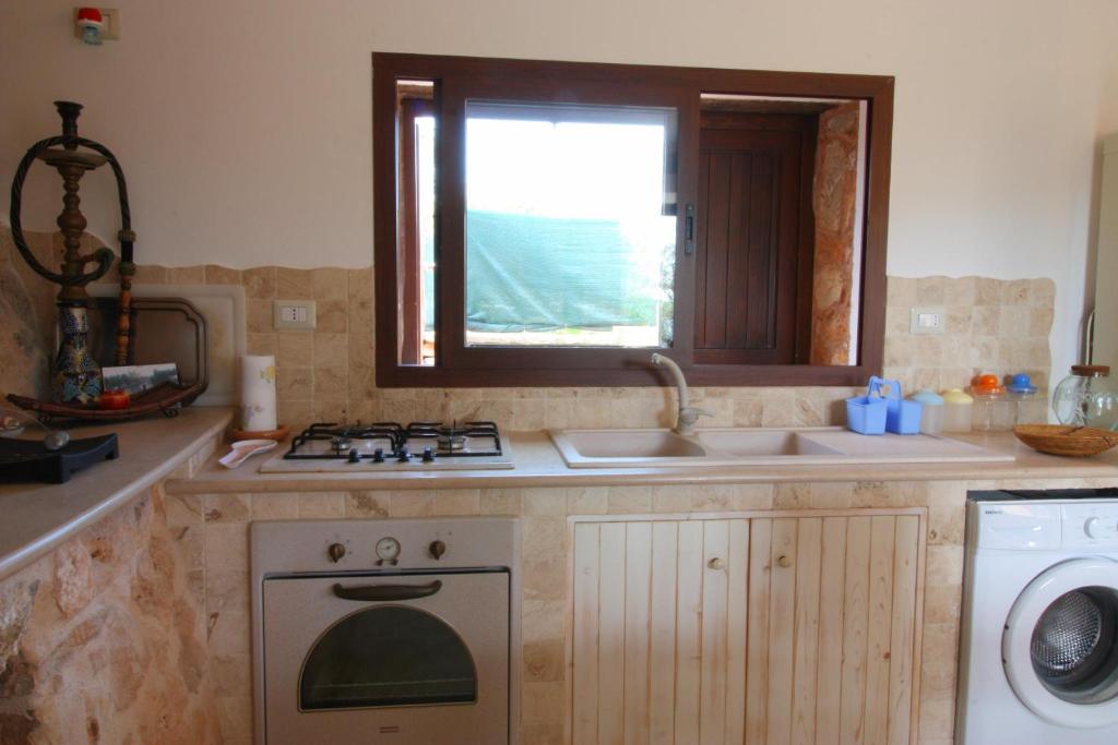 Kuchyň nebo kuchyňský kout v ubytování trullo macchie