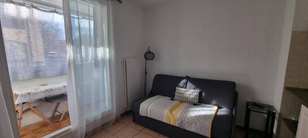 a bedroom with a bed and a large window at Appartement face à la mer dans le charmant village de Sausset-les-pins in Sausset-les-Pins
