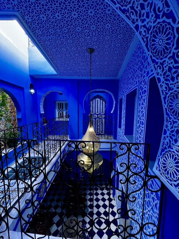 Cette chambre bleue dispose d'un balcon avec un plafond bleu. dans l'établissement RIAD CHENGLI 蓝城里, à Chefchaouen