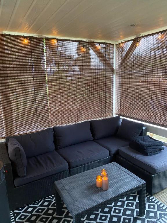Istumisnurk majutusasutuses 't Tjilpplekje, 4-persoons chalet met privé hottub