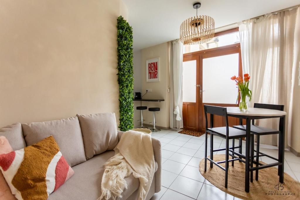 un salon avec un canapé et une table dans l'établissement Le Loft du Midi - Full Centre, à Saint-Gaudens