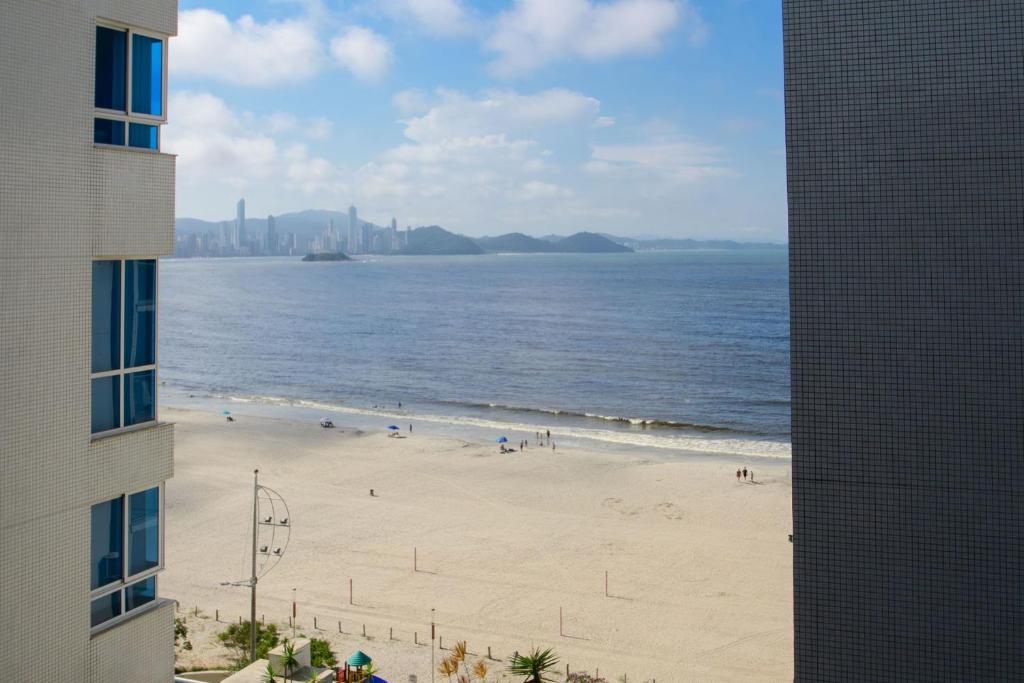 a view of a beach from a building at Apto Vista Mar na Av. Atlântica, Barra Sul NF1414 in Balneário Camboriú