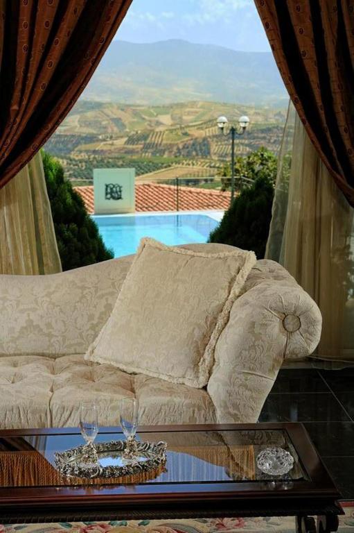 Bazén v ubytování Rafkos Mansion with Private Pool and Amazing View nebo v jeho okolí