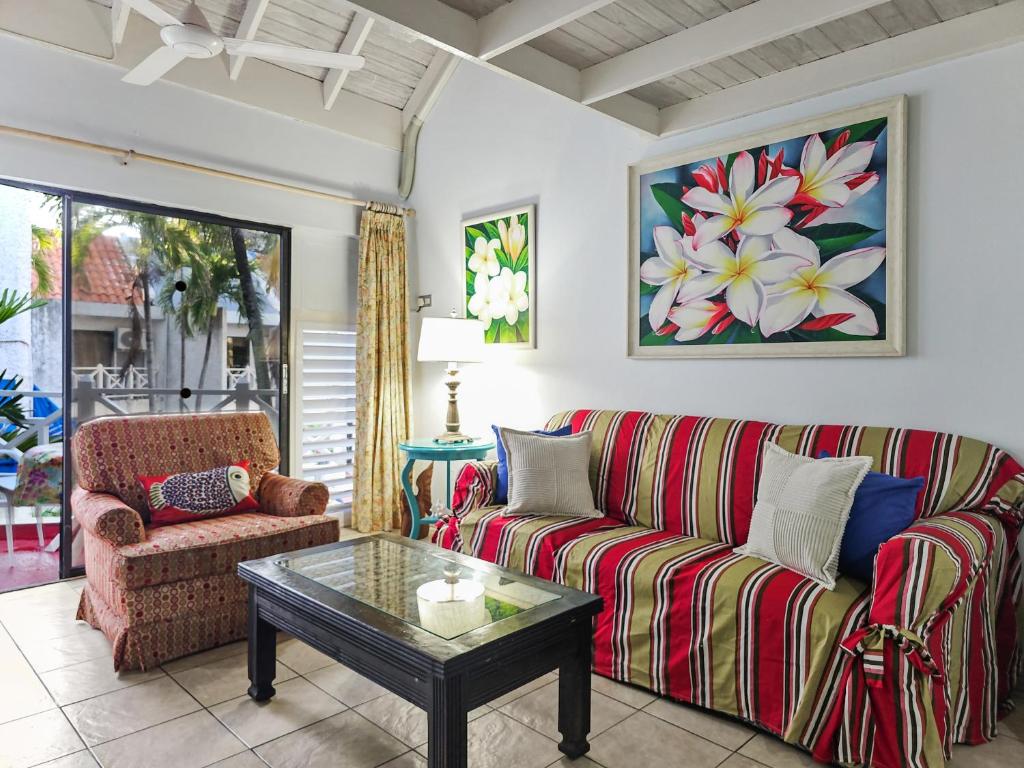 un soggiorno con un divano e un tavolino da caffè di Chrisanns Paradise Suite by the Ocean - Apt#9 a Ocho Rios