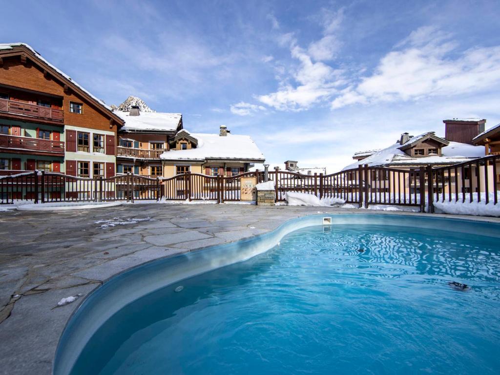 Bazén v ubytovaní Charmant appartement rénové 3 pièces skis aux pieds - Arc 1950 - FR-1-686-5 alebo v jeho blízkosti