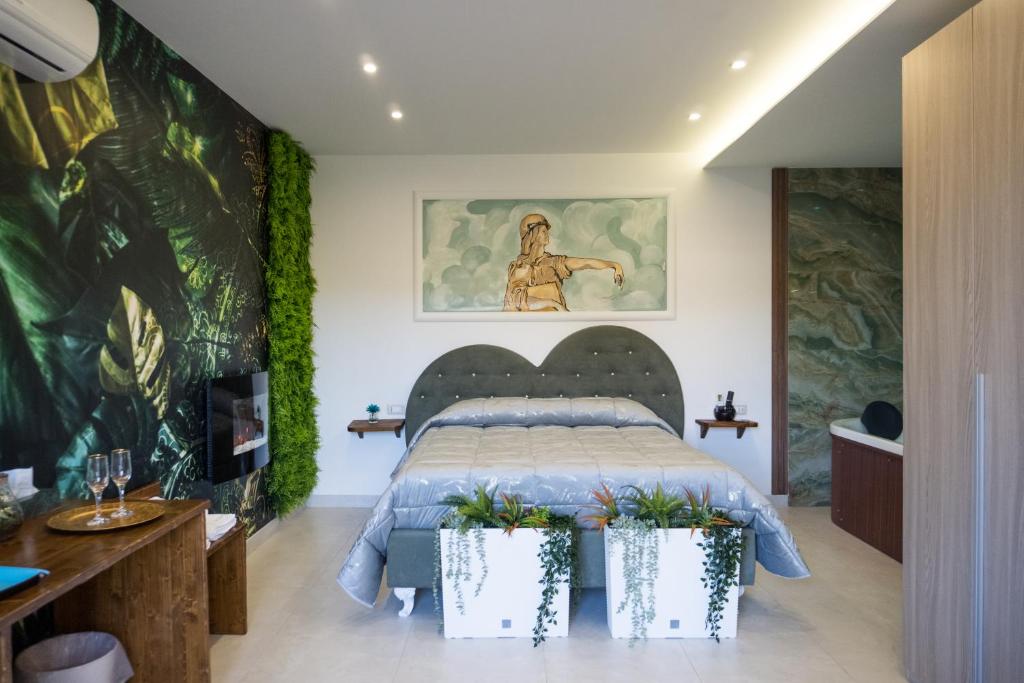 a bedroom with a bed and a painting on the wall at Etna Exclusive in Ragalna