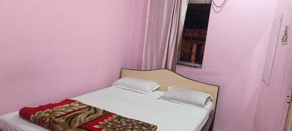 Postel nebo postele na pokoji v ubytování Taiba Guest House - BUDGET&BASIC ROOMS - Near New Market, Esplanade, Dharamatala