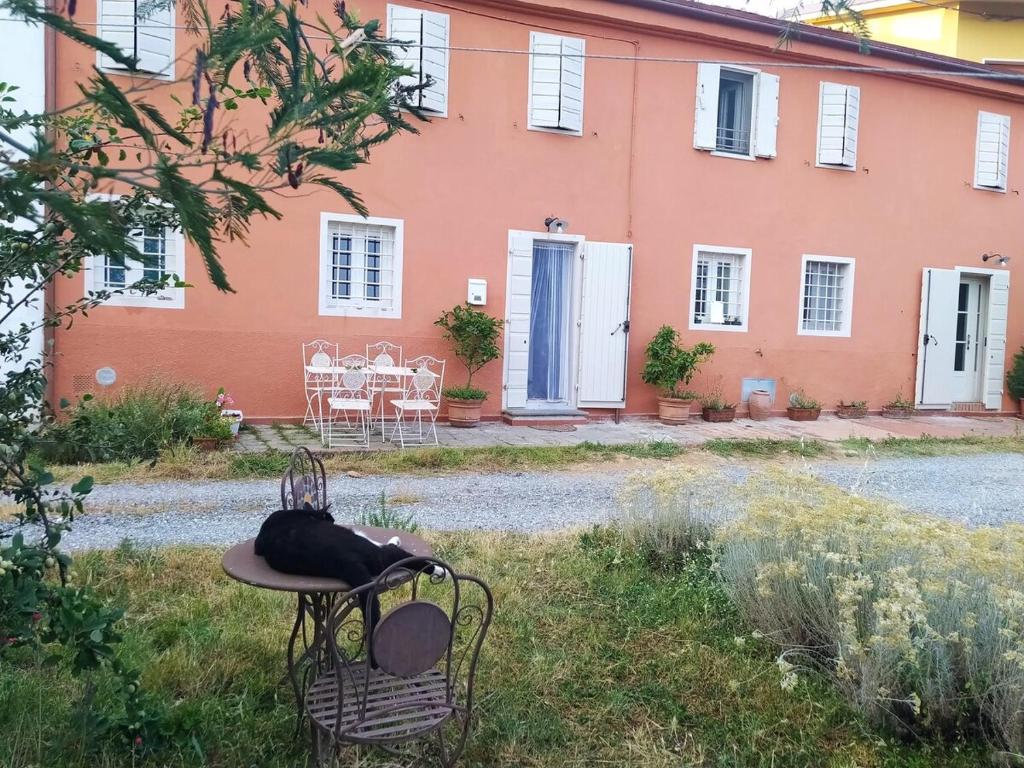 a building with a table and chairs in front of it at Casa Elicriso in Montecarlo