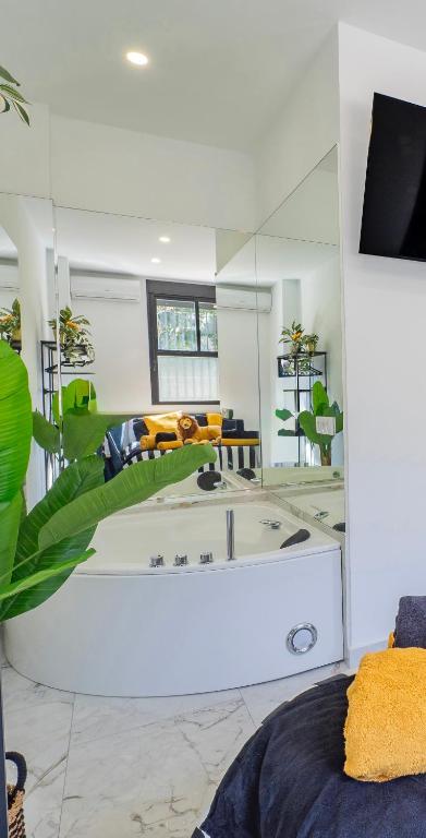 The Juanita Reina's Jacuzzi Apartment - imagen 4