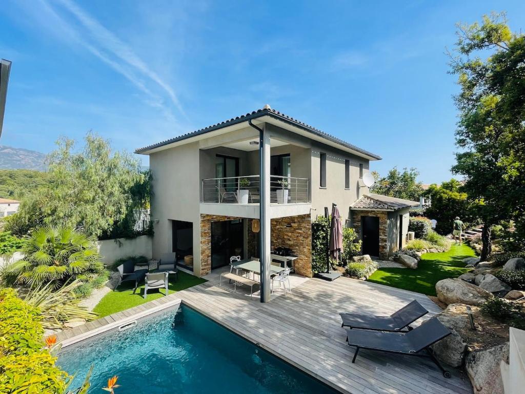 une villa avec piscine et une maison dans l'établissement Villa La Vesta Porto Vecchio, à Porto-Vecchio