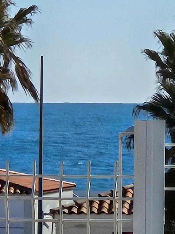 une vue sur l'océan depuis un balcon dans l'établissement Studio Au Bord de la Mer 2, au Cap d'Agde