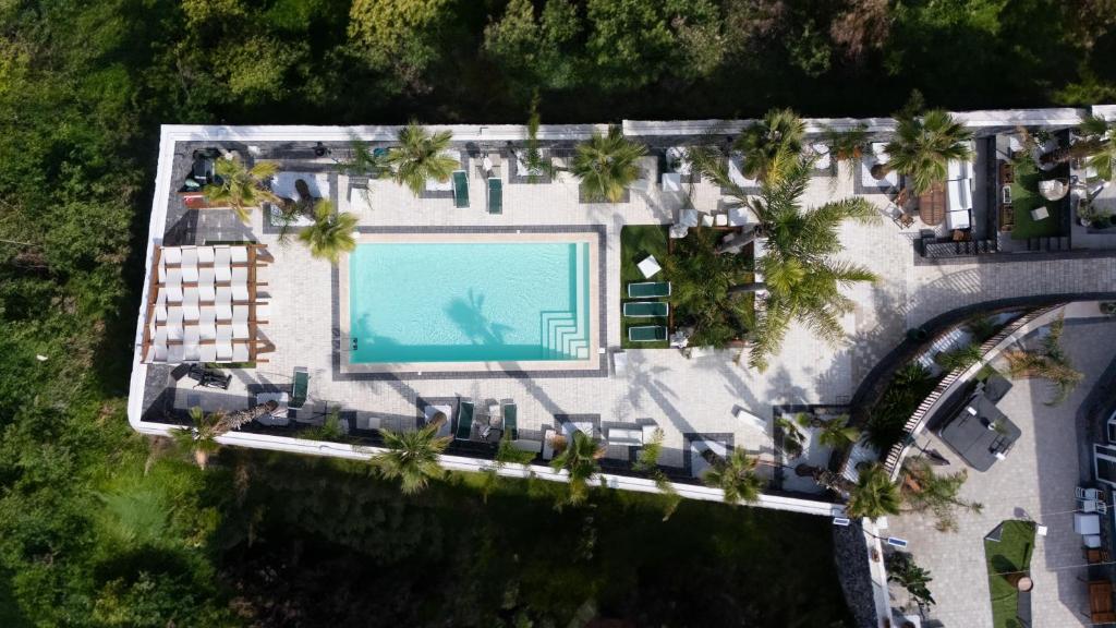 Una vista aérea de un complejo turístico con piscina. en Etna Exclusive, en Ragalna