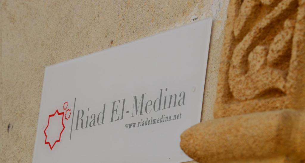 Certifikát, hodnocení, plakát nebo jiný dokument vystavený v ubytování Riad el Medina