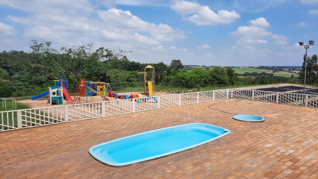 Bazén v ubytování Eventos e Hospedagem São José nebo v jeho okolí