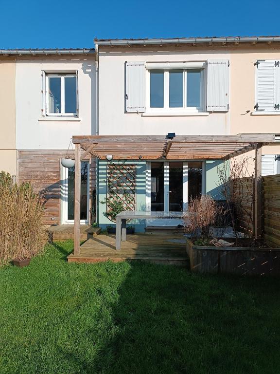 une terrasse en bois devant une maison dans l'établissement Hébergement le Mans, au Mans