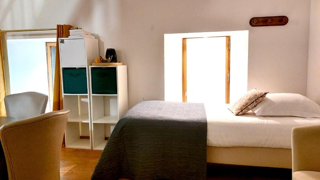 Postel nebo postele na pokoji v ubytování Auberge des Goubelins