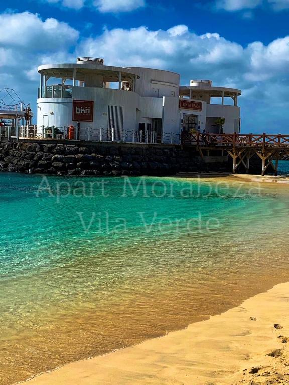 un edificio sulla spiaggia vicino all'acqua di Morabeza Vila Verde a Santa Maria