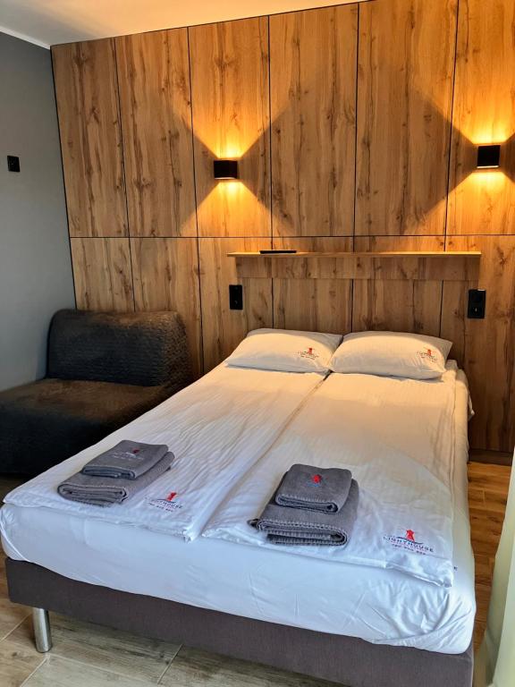 sypialnia z łóżkiem i dwoma ręcznikami na nim w obiekcie VILLA LIGHTHOUSE - Adults Only - 12plus w mieście Krynica Morska