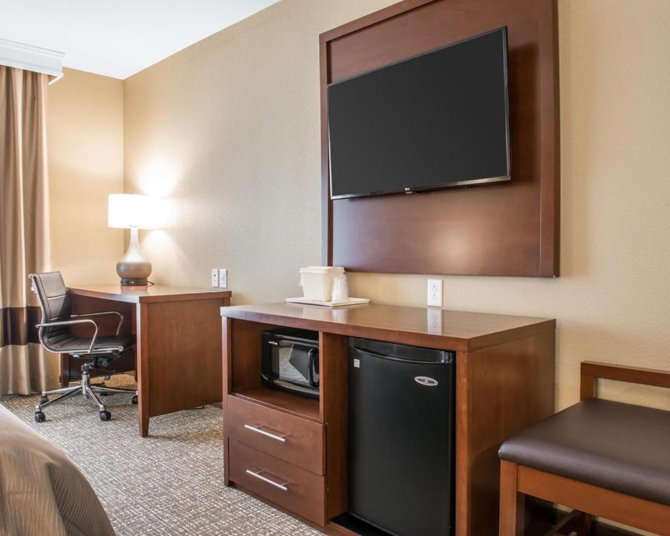 Comfort Inn & Suites Pittsburgh South - 