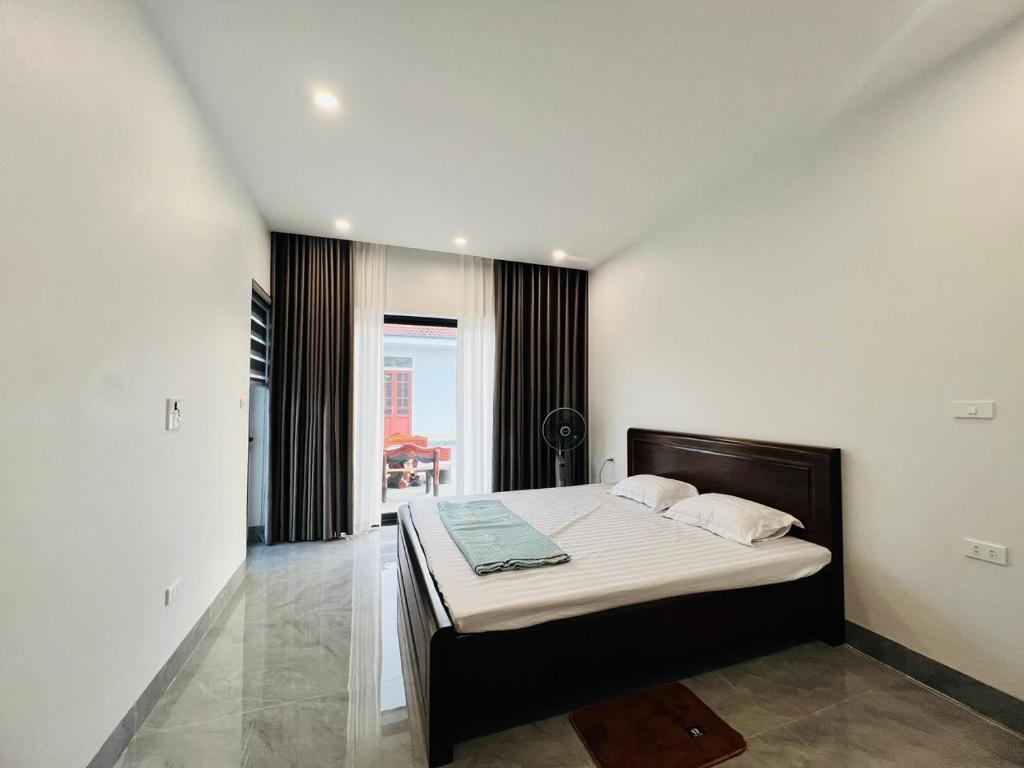 a bedroom with a large bed in a room at Tịnh Garden Homestay in Yên Ha