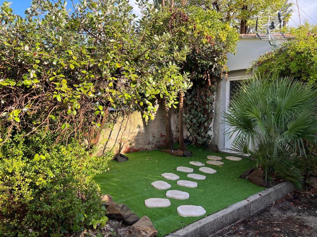 d'un jardin avec des marches sur l'herbe dans l'établissement T2 cosy avec terrasse - 5 min des plages, à La Garde