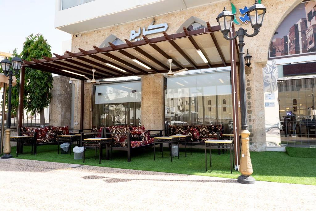 Restaurace v ubytování فندق المروج كريم AlMorooj Kareem Hotel