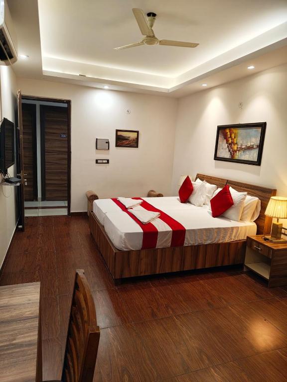 Postel nebo postele na pokoji v ubytování Hotel Grand Manor
