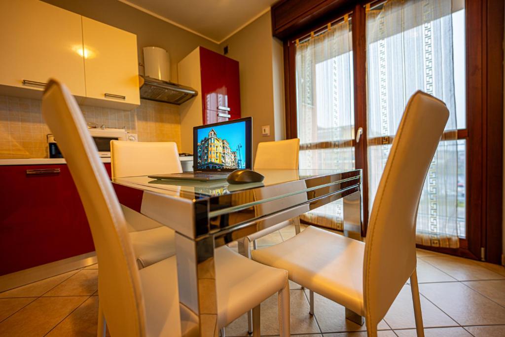 TV a/nebo společenská místnost v ubytování Turin Airport premium apartment G