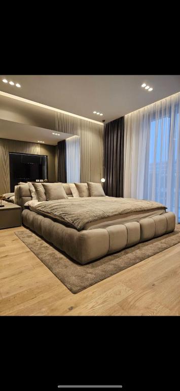 a large bed in a large room with a large bed sidx sidx sidx at Golden77 Belgrade Waterfront in Sajmište