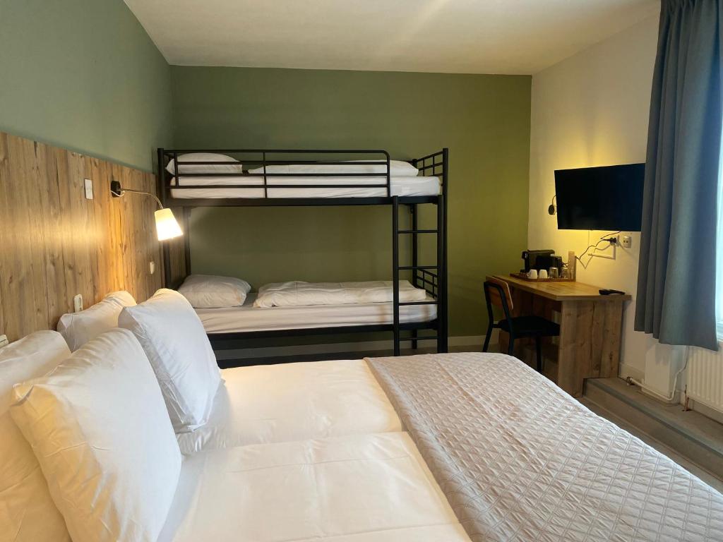 Een bed of bedden in een kamer bij Hotel Emilia