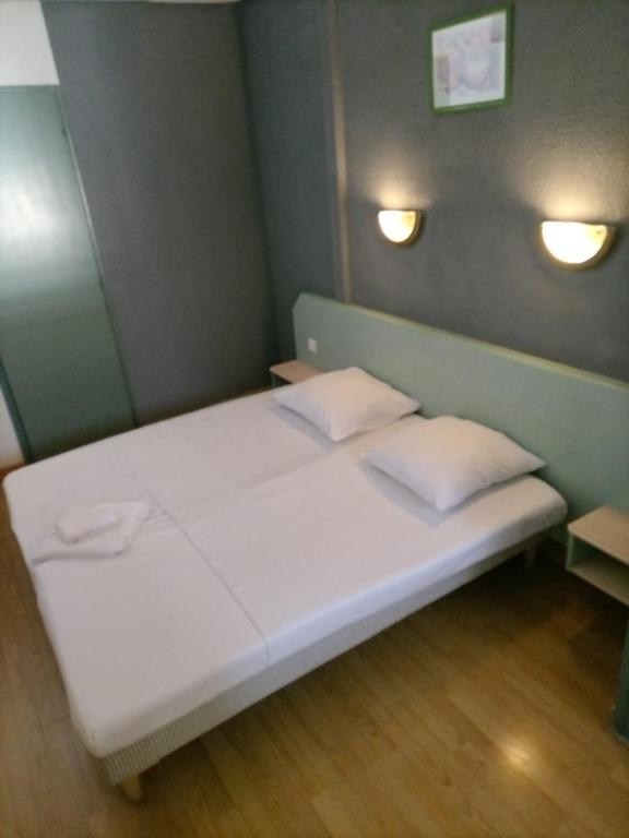 Postel nebo postele na pokoji v ubytování Hotel Saint Jean Baptiste