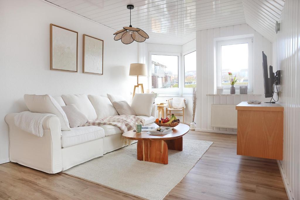 Posezení v ubytování 2 Zimmer Wohntraum mit Balkon und Hafenblick