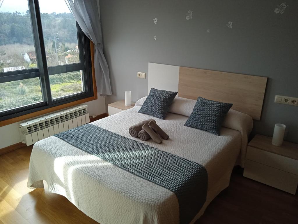 een slaapkamer met een bed met twee teddyberen erop bij Apartamento Rimiño in Salvatierra de Miño
