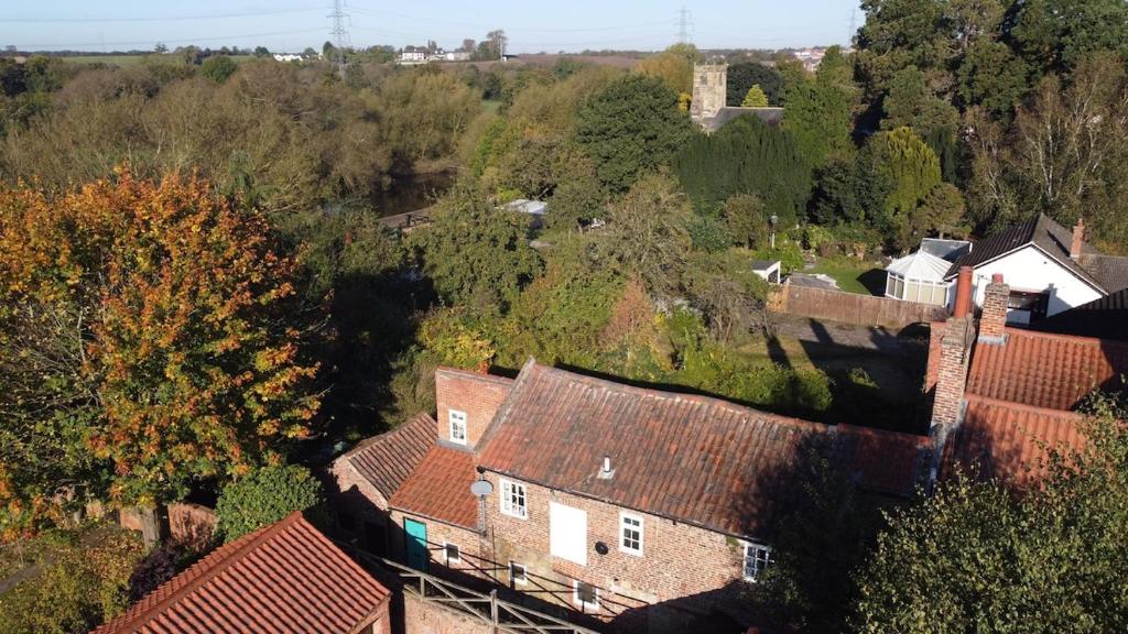 una vista aerea di un villaggio con case e alberi di Crofton Dye House a Yarm