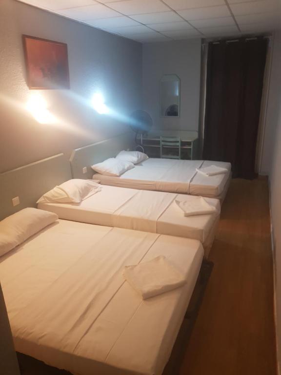 Postel nebo postele na pokoji v ubytování Hotel Saint Jean Baptiste
