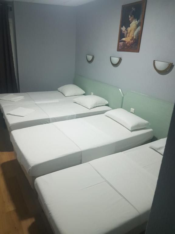 Postel nebo postele na pokoji v ubytování Hotel Saint Jean Baptiste