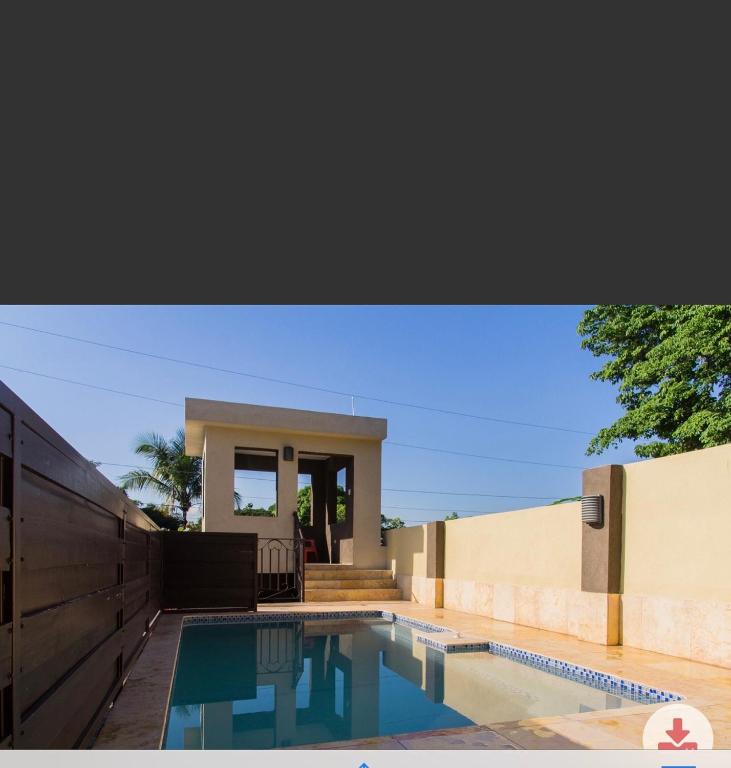 una casa con piscina delante de una valla en thestartree, en Kingston