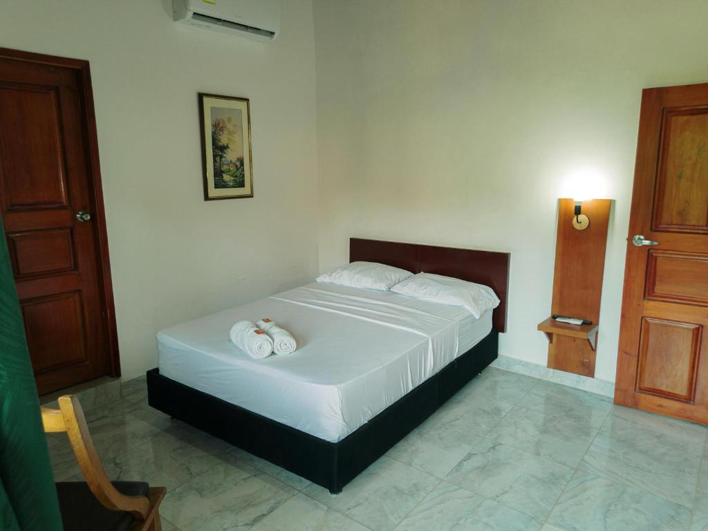Una cama o camas en una habitación de Hostal Grand Park Palomino