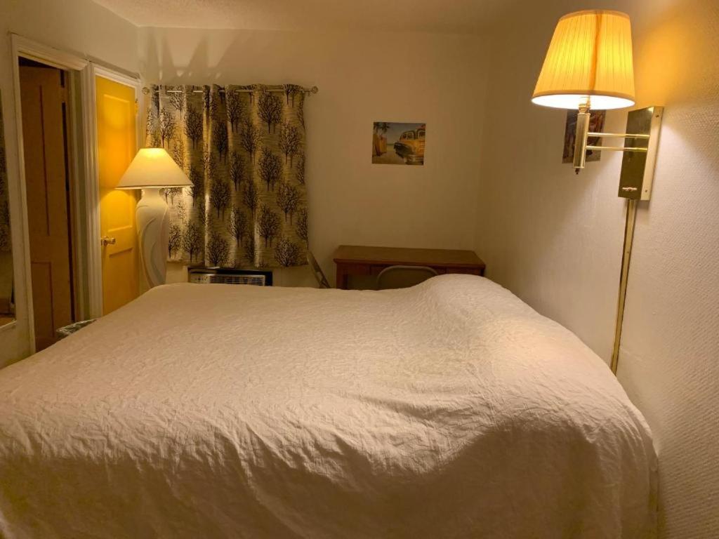 Postel nebo postele na pokoji v ubytování Sunshine Motel