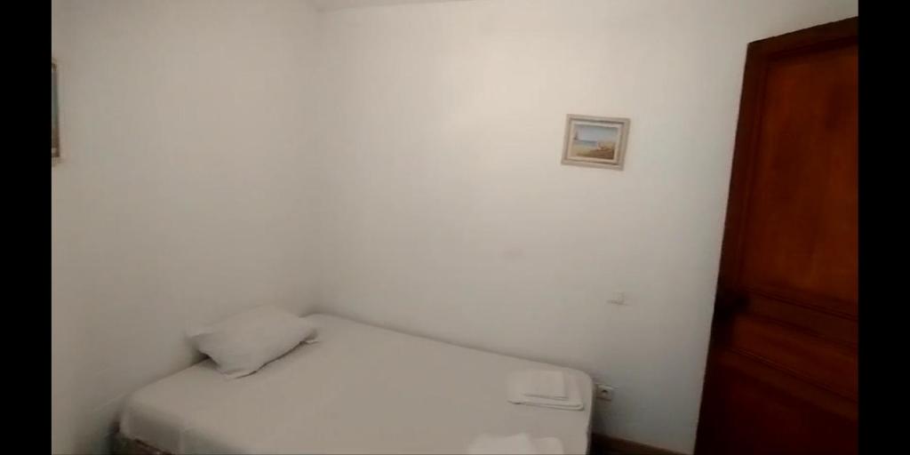 Postel nebo postele na pokoji v ubytování Hotel Saint Jean Baptiste