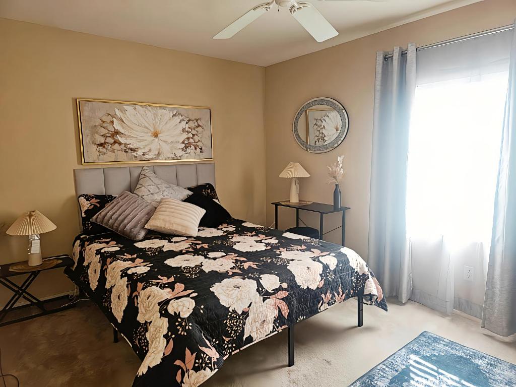 Postel nebo postele na pokoji v ubytování Vegas SpringValley Stay