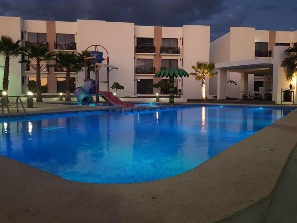 una gran piscina con un tobogán frente a un edificio en Departamento en Mazatlán, en Mazatlán