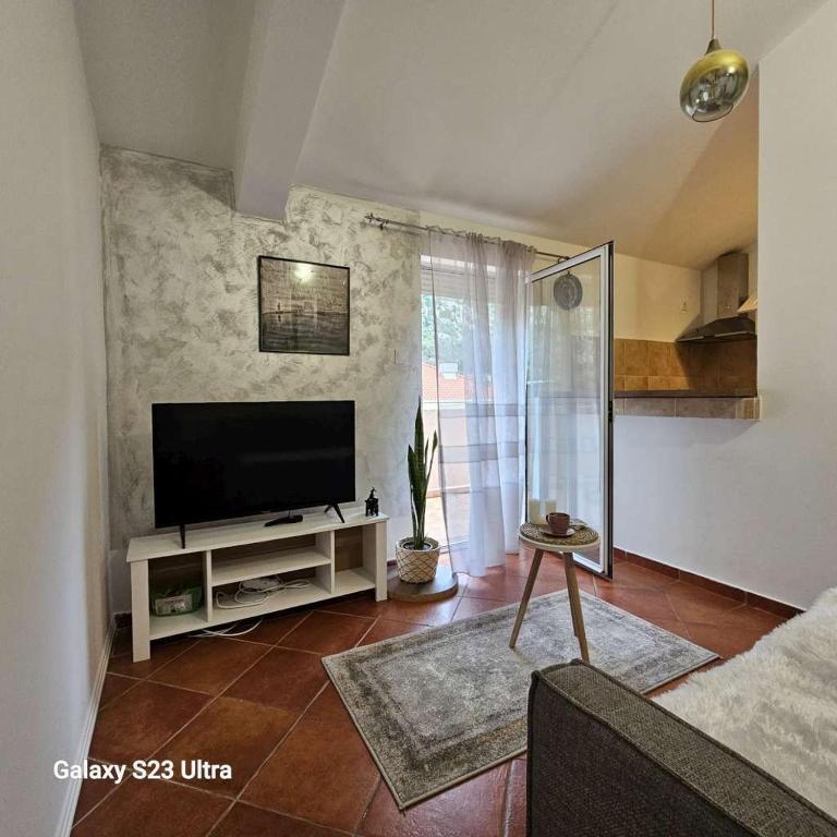 un soggiorno con TV a schermo piatto di Studio Ines a Kotor (Cattaro)